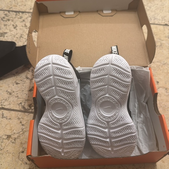 Black and White Kids Nike Shoes size 10c - New in the Box - Picture 3 of 4